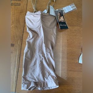 The body wrap shape wear strapless underwire slip with removable strap small NWT